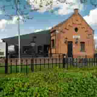 UNIEKE HORECA: Brasserie in een stationsgebouw 👀⁠
⁠
Ben je klaar voor een bijzondere en unieke kans? Word nu eigenaar van deze prachtige brasserie in een voormalig stationsgebouw 🚂.⁠
⁠
Gelegen in het pittoreske Zeeuwse vestingstadje Hulst, diende dit gebouw vroeger als goederenloods van de Treinmaatschappij Ternoezen-Mechelen. Het was het laatste station voor de grens op dit traject en fungeerde als Douane Depot. Momenteel is deze locatie zo'n 25 jaar in gebruik als horecagelegenheid.⁠
⁠
De huidige brasserie is ruim opgezet en biedt binnen 64 zitplaatsen. Gelegen op een royaal perceel met een enorme buitenspeelplaats, jeu de boules-banen en diverse terrassen.⁠
⁠
🏰 Voormalig stationsgebouw⁠
📍 Hulst⁠
🍴 Bistro⁠
💰 Verkoop bedrijfsexploitatie & verhuur vastgoed⁠
⁠
Meer info & details 👉🏼 link in bio⁠
⁠
Tag diegene die wel raad weet met deze unieke horecalocatie 👇🏼