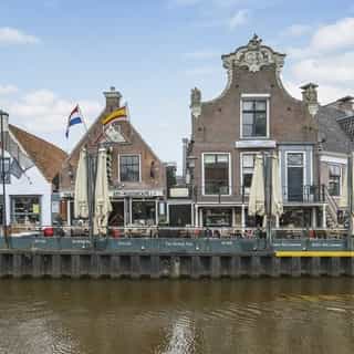 UITGELICHT op Horecaspot.nl 🌟⁠
⁠
Een veelzijdig horecabedrijf in het charmante watersportdorp Lemmer, gunstig gelegen aan de doorlooproute van en naar het centrum. Het terras aan het water, met 25 zitplaatsen, maakt dit horecabedrijf helemaal af!⁠
⁠
En wil je dichtbij je nieuwe horecabedrijf wonen? Dat kan ook! Boven de bistro bevindt zich een ruim appartement met een eigen opgang.⁠
⁠
📍 Lemmer⁠
🍴 Bistro/Eetcafé⁠
🪑 80 zitplaatsen & 25 zitplaatsen op het terras⁠
💰 Bedrijfsovername & verhuur vastgoed⁠
⁠
Meer info & details 👉🏼 https://horecaspot.nl/aanbod/bedrijf-1546-bistro-ald-lemmer