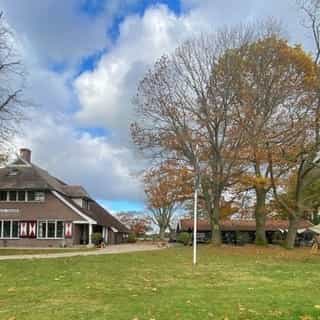 Het persoonlijke ‘Ik Vertrek binnen Nederland’-verhaal van Petra en Maurice van @hoevedehaar 🛌 🥐⁠
⁠
Ooit wilde ze een bed and breakfast. En met ‘ooit’ bedoelde ze als ze met pensioen was. “Dat liep iets anders”, lacht Petra Hublart van Hoeve de Haar in Ambt Delden. “Toen mijn man de Hoeve te koop zag op internet, riep hij: ‘We gaan verhuizen’. Eenmaal op het erf, wandelend tussen de bomen, was ik verkocht.”⁠
⁠
Lees het volledige verhaal van en over de eigenaren van Bed & Breakfast Hoeve de Haar 👉🏼 link in bio⁠
⁠
📸: @CarliHermes