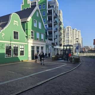 UNIEKE HORECA: Bistro in Stadshart Zaandam  👀⁠
⁠
Zeg je Zaandam, dan zeg je Zaanse houten huizen met groentinten en witte details. Precies in deze karakteristieke setting bevindt Bistro Due Fratelli zich, midden in het stadshart en vlakbij het NS station.⁠
⁠
Omringd door de beroemde gevelarchitectuur, biedt deze bistro niet alleen een sfeervolle eetgelegenheid maar ook een plek vol potentieel. Nu beschikbaar voor overname.⁠
⁠
🏰 Stadshart Zaandam⁠
📍 Zaandam⁠
🍴 Bistro⁠
💰 Verkoop bedrijfsexploitatie & verhuur vastgoed⁠ ⁠
⁠
Meer info & details 👉🏼 link in bio