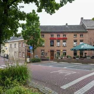 UITGELICHT op Horecaspot.nl 🌟⁠
⁠
Dit restaurant is gelegen aan de doorgaande weg in het dorpje Mechelen. Vanwege de vele heuvels en uitgestrekte bossen, waar het dorp door wordt omringd, is de omgeving een waar fiets -en wandelparadijs.⁠
⁠
De inrichting is warm en sfeervol en de zaak is geheel instap klaar.⁠
⁠
📍 Mechelen⁠
🍴 Restaurant⁠
🪑 120 zitplaatsen binnen & 75 zitplaatsen op het terras⁠
💰 Bedrijfsovername & verhuur vastgoed⁠ (met mogelijke koopoptie)⁠
⁠
Meer info & details 👉🏼 link in bio