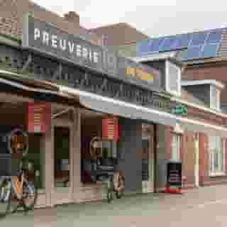 UITGELICHT op Horecaspot.nl 🌟⁠
⁠
Grijp nu de kans om eigenaar te worden van de voormalige winnaar van de Cafetaria Top 100! ⁠
⁠
Deze uitstekend gelegen cafetaria bevindt zich aan de doorgaande weg in het centrum van Pey. Uitgerust met een bezorgkeuken, een groot terras en zelfs een drive-through, biedt deze locatie vele mogelijkheden.⁠
⁠
📍 Pey (Echt)⁠
🍴 Bezorg- en afhaalzaak, lunchroom⁠
🪑 55 zitplaatsen binnen & 100 zitplaatsen op het terras⁠
💰 Bedrijfsovername & verhuur vastgoed⁠ ⁠
⁠
Meer info & details 👉🏼 link in bio