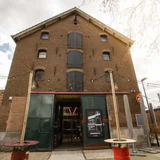 UNIEKE HORECA: Brouwerij met brouwcafé 👀⁠
⁠
Bierliefhebbers opgelet 🍺 Dit is je kans om eigenaar te worden van je eigen brouwerij met café! ⁠
⁠
Dit bijzondere horeca-object biedt een compleet uitgeruste 5 HL brouwerij, waar de eigen gebrouwen bieren geproefd kunnen worden in het brouwcafé. Daarnaast worden er ook rondleidingen en brouwworkshops gegeven.⁠
⁠
Een perfecte plek om je passie voor bier om te zetten in je eigen onderneming. ⁠
⁠
🏰 Brouwerij met brouwcafé⁠
📍 Waalwijk⁠
🍴 Café⁠
💰 Verkoop bedrijfsexploitatie & verhuur vastgoed⁠ ⁠
⁠
Meer info & details 👉🏼 link in bio