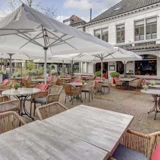 UITGELICHT op Horecaspot.nl 🌟⁠
⁠
Eetcafé Scholten, gelegen in het hart van Lochem op de Grote Markt, is een bedrijf met een lange familiegeschiedenis. Al drie generaties lang wordt het gerund door de familie Scholten. Nu is het tijd voor een nieuwe ondernemer om de exploitatie over te nemen.⁠
⁠
📍 Lochem⁠
🍴 Eetcafé⁠
🪑 100 zitplaatsen binnen & 95 zitplaatsen op het terras⁠
💰 Bedrijfsovername & verhuur vastgoed⁠ ⁠
⁠
Meer info & details 👉🏼 link in bio