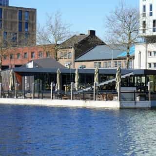 UNIEKE HORECA: Restaurant op een ark 👀⁠
⁠
Een splinternieuw restaurant gelegen op een ark in de populaire Piushaven van Tilburg. Dit bijzondere horeca-object biedt een unieke ervaring op het water, perfect voor wie op zoek is naar een onderscheidende locatie in een populaire omgeving. ⁠
⁠
🏰 Restaurant op een ark⁠
📍 Tilburg⁠
🍴 Restaurant⁠
💰 Verkoop bedrijfsexploitatie & verhuur vastgoed⁠ ⁠
⁠
Meer info & details 👉🏼 link in bio