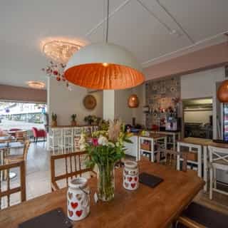 UITGELICHT op Horecaspot.nl 🌟⁠
⁠
Een sfeervolle dagzaak gelegen in de Maastrichtse wijk Caberg. Waar zowel de bedrijfsexploitatie als het vastgoed ter overname worden aangeboden. Een uitstekende beleggingskans met een te behalen rendement van 9%.⁠
⁠
📍 Maastricht⁠
🍴 Dagzaak⁠
🪑 30 zitplaatsen binnen & 24 zitplaatsen op het terras⁠
💰 Bedrijfsovername & verkoop vastgoed⁠ ⁠
⁠
Meer info & details 👉🏼link in bio