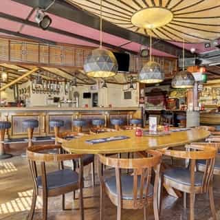 UITGELICHT op Horecaspot.nl 🌟⁠
⁠
Café met riante bovenwoning gelegen in de wijk Elferink-Heuwkamp, ten westen van het stadscentrum van Enschede.⁠
⁠
📍 Enschede⁠
🍴 Café De Roozeboom⁠
🪑 75 zitplaatsen binnen & 45 zitplaatsen op het terras⁠
💰 Bedrijfsovername & verkoop vastgoed⁠
⁠
Meer info & details 👉🏼link in bio