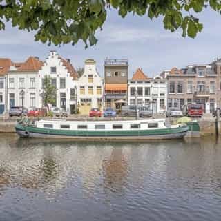 B&B Boot ⚓️⁠
⁠
Op alle vlakken een uniek object: deze bed & breakfast boot in Zwolle. Gelegen in de Thorbeckegracht, middenin het stadscentrum van Zwolle. ⁠
⁠
🏰 Boat Boutique⁠
📍 Zwolle⁠
🍴 Bed & Breakfast⁠
✨ Motor starten en gaan; met dit woonschip kan zelfs gevaren  worden⁠
💰 Verkoop bedrijfsexploitatie & vastgoed⁠
⁠
Meer info & details 👉🏼 link in bio