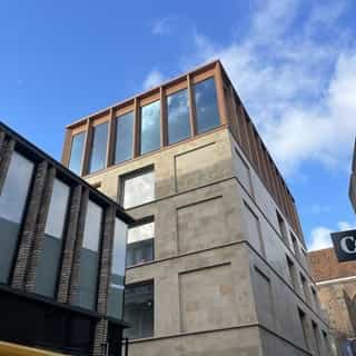 NIEUW op Horecaspot 👀⁠
⁠
🍽 Casco horecaruimte⁠
📍 Zwolle⁠
✔ Verhuur vastgoed⁠
⁠
Meer info? Brochure of bezichtiging aanvragen? ⁠
🔗 in bio