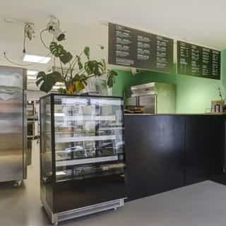 NIEUW op Horecaspot 👀⁠
⁠
🍽 Bezorg- & afhaalzaak⁠
📍 Hilversum⁠
✔ Verhuur vastgoed⁠ & verkoop bedrijfsexploitatie⁠
⁠
Meer info? Brochure of bezichtiging aanvragen? ⁠
🔗 in bio