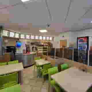 NIEUW op Horecaspot 👀⁠
⁠
🍽 Cafetaria⁠
📍 Zoetermeer⁠
✔ Verhuur vastgoed⁠ & verkoop bedrijfsexploitatie⁠
⁠
Meer info? Brochure of bezichtiging aanvragen? ⁠
🔗 in bio