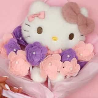 Grab your favorite Hello Kitty, My Melody and Kuromi plush and visit the #HelloKittyandFriends YouTube channel to learn how to make a supercute plushie bouquet - link in bio! 💐 🧸