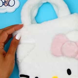 Need a cute tote? Check this one out! Learn to make a supercute DIY Hello Kitty and Pompompurin tote bag on the #HelloKittyandFriends YouTube channel! Link in bio 💖