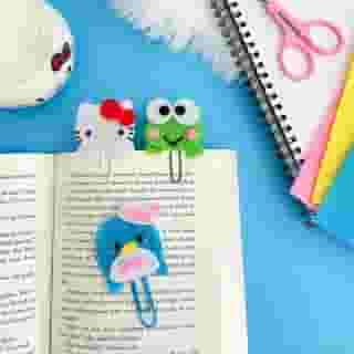 Let’s celebrate our Friend of the Month, Tuxedosam, by crafting these dapper felt book clips featuring his friends, Hello Kitty and Keroppi! 💙💗💚 Visit the link in bio for step-by-step instructions by @clarasham22.
