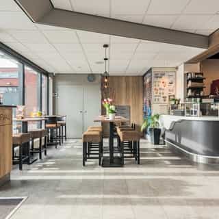 NIEUW op Horecaspot 👀⁠⁠
⁠
🍽 Cafetaria⁠
📍 Beverwijk⁠
✔ Verhuur vastgoed⁠ & verkoop bedrijfsexploitatie⁠
⁠
Meer info? Brochure of bezichtiging aanvragen?⁠
🔗 in bio