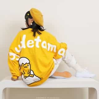 Time to wake up and get egg-cited for the new @gudetama Spirit Jersey 🍳💛 Link in bio to shop now!⁠
⁠
This is an egg-clusive official collaboration item between @japanla, Sanrio, and @spiritjerseyoriginals. It features a unisex fit and is available in size XS - XXL. Model is wearing a size small.⁠