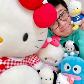 Hello friends, meet David! ✨ The colorful creative behind the most nostalgic Sanrio inspired instagram account @fluffycrouton 💙 Learn more about him and his amazing Sanrio collection on our blog! Link in bio.