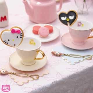 Ready to bake up a sweet treat for Valentine’s Day featuring Hello Kitty, Pochacco, and Badtz-maru? Head over to the #HelloKittyandFriends YouTube channel to learn to make these Valentine’s mug cookies. 💞Link in bio!