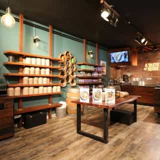 NIEUW op Horecaspot 👀⁠⁠
⁠⁠
🍽 Bezorg- en afhaalzaak ⁠
📍 Amsterdam⁠
✔ Verhuur vastgoed⁠ & verkoop bedrijfsexploitatie⁠
⁠
Meer info? Brochure of bezichtiging aanvragen? ⁠
🔗 in bio⁠