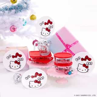 For all your holiday treats 🎀 Shop the cutest Hello Kitty plates and storage containers from @corelledining and @pyrexhome online now. Link in bio! 
