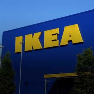 Carl Beaulieu, who posted photos and videos of the experience on Facebook, told MTL Blog he waited for an hour because "our wardrobe broke in our basement. We only have weekends to [do] shopping."⁠
⁠
*Click the link in @mtlblog bio for the full story! ⁠
