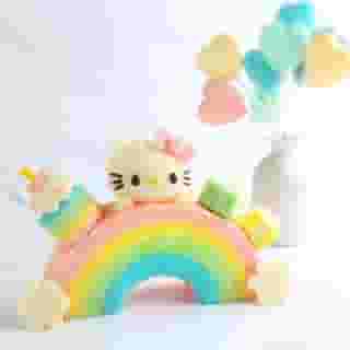 Hello Kitty’s birthday celebration continues with a special rainbow chiffon cake party! 🌈🎂 Tap the link in bio for the step-by-step recipe by @susanne.decochiffon ✨