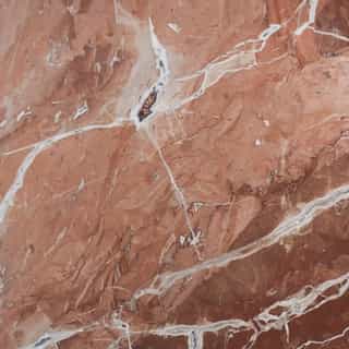 En ny marmor er netop ankommet til et større projekt, og vi er meget begejstrede 👏⁠
⁠
Rosso Iberico rummer en varm, rød tone med små specks af okkergult og fine hvide årer, der snor sig gennem stenen.⁠
⁠
Denne marmor har en ganske særlig karakter. Hvis man skulle sammenligne med et maleri, rummer den ikke den glansfulde følelse, som fx oliefarver skaber, men har et mere mat og kalket udtryk – som gouache på papir.⁠
⁠
Det giver stenen en rolig, kunstfærdig kvalitet, som I også vil finde i en sten som Quattro Stagioni.⁠
⁠
Denne plade er allerede reserveret til et konkret projekt, men skriv til os, hvis den har fanget jeres interesse.⁠
⁠
inviter naturen indenfor⁠
borderstone.dk⁠
⁠
⁠
⁠
#marmor #køkkeninspiration #borderstone #rødmarmor #køkkendesign