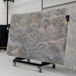 🪨 Granit behøver ikke være kedelig og denne Cobalt er alt andet end ensartet.⁠
⁠
Bevægelsen i overfladen, de bølgende strukturer og de varme sandtoner, der flyder gennem de kølige grå nuancer, skaber en granit med markant karakter. Her er dybde, lag og detaljer, der ændrer sig med lyset.⁠
⁠
Granit forbindes ofte med det rolige, det neutrale og til tider det mere traditionelle.⁠
⁠
Men Cobalt viser, at materialet også kan være dynamisk og levende uden at gå på kompromis med styrke og funktion.⁠
⁠
Inviter naturen indenfor⁠
borderstone⁠
⁠
Se et udvalg af vores sten på borderstone.dk⁠
⁠
⁠
⁠
#natursten #stenbord #køkkeninspiration #badeværelse #borderstone