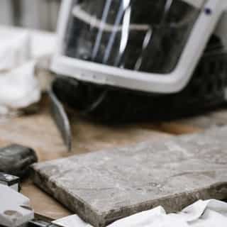 Når I vælger natursten til jeres projekt, er overfladen en vigtig faktor at tage i betragtning.⁠
⁠
Det er her, udtrykket for alvor kan formes i forskellige retninger.⁠
Overfladen påvirker, hvordan lyset spiller i stenen, hvordan farverne træder frem, og hvordan materialet opleves i hånden.⁠
⁠
Fra silkebløde, slebne flader til mere rå og taktile strukturer.⁠
Fra dyb, poleret glans til matte, afdæmpede nuancer.⁠
⁠
Valget har stor betydning for det samlede resultat – både æstetisk og funktionelt.⁠
⁠
Ikke alle overflader egner sig til alle stentyper. Derfor er kvalificeret rådgivning en vigtig del af processen.⁠
⁠
Hos Borderstone hjælper vi jer med at finde den løsning, der passer til både materialet, rummet og den stemning, I ønsker at skabe.⁠
⁠
Læs mere via link i bio @borderstone⁠
⁠
Vores ekspertise⁠
borderstone.dk