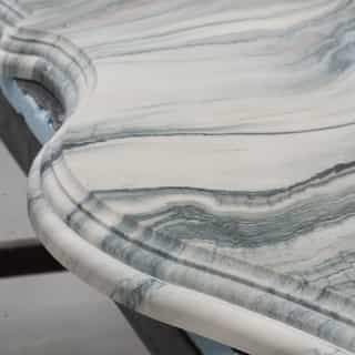 Hos borderstone arbejder vi ikke kun med standardløsninger, når det kommer til forkanter og profiler.⁠
⁠
Med specialiserede maskiner og de rette faglige kompetencer kan vi fremstille en lang række forskellige forkanter – tilpasset både materialet og det ønskede udtryk.⁠
⁠
Det giver helt nye muligheder i forhold til proportioner, skyggevirkning, lethed eller tyngde.⁠
⁠
Vi kan bl.a. skabe smukke offset-forkanter, hvor bordpladens nederste lag eller kantprofil trækkes frem i forhold til det øverste.⁠
⁠
Forskydningen skaber en tydelig, visuel kant, der tilfører volumen og tyngde til stenens udtryk. Det giver dybde og kontrast til den rene overflade og åbner for stor designfrihed, når forskellige kantprofiler kombineres.⁠
⁠
Offset-design passer særligt godt til rum, hvor man ønsker et mere markant, luksuriøst eller arkitektonisk udtryk.⁠
⁠
Læs mere om de mange muligheder på borderstone.dk⁠
⁠
vores ekspertise⁠
borderstone