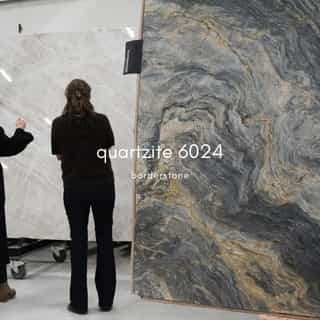 Når I booker tid i showroomet på forhånd, kan vi forberede os på jeres besøg.⁠
⁠
Det betyder, at vi kan tage netop de råplader frem, I er nysgerrige på – og give jer ro til at komme helt tæt på materialet.⁠
⁠
Har I prøver med fra fronter, armaturer eller andre overflader i projektet, kan vi rådgive mere præcist om farver, samspil og detaljer.⁠
⁠
Vi kan også tale om muligheder som bookmatch, åreforløb og særlige løsninger, der for alvor giver mening, når stenen står foran jer.⁠
⁠
Her ses den spektakulære quartzite 6024 – løftet ud og gjort klar til fremvisning.⁠
⁠
En helt særlig sten med smukke swirls og en dyb, levende farvepalet, der ændrer karakter, jo tættere man kommer på den.⁠
⁠
Kom helt tæt på.⁠
⁠
Book tid i showroomet på borderstone.dk⁠
⁠
Vores ekspertise.⁠
borderstone⁠
⁠
⁠
⁠
#køkkeninspiration #natursten #quartzite #bordplade #kvartsit