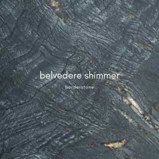 Ikke en standard belvedere 🖤 Selvom belvedere altid er unik – med sine karakteristiske mønstre og årer – adskiller disse råplader sig alligevel fra det klassiske Belvedere-look.⁠
⁠
Et diskret lag af sølvskinnende shimmer løfter de små revler i stenen og giver de store, mørke flader et subtilt lysspil.⁠
⁠
Et næsten metallisk udtryk, der ligger let under overfladen og tilfører stenen en særlig dybde og ro.⁠
⁠
De store, afdæmpede årer understøtter helheden og gør pladerne ideelle til bookmatch. Harmonisk, balanceret og uden støj. En belvedere til det projekt, hvor I søger noget mere underspillet og forfinet.⁠
Noget, man ikke ser så ofte.⁠
⁠
inviter naturen indenfor⁠
borderstone⁠
⁠
⁠
*Disse to plader er reserveret, men vi hjælper jer gerne med at finde noget i samme stil.⁠
⁠
⁠
#natursten #belvedere #borderstone