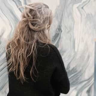 I vores showroom møder I de store råplader.⁠
⁠
Med deres tyngde, substans og farvespil, der ikke helt kan gengives på en skærm.⁠
⁠
Her træder linjer, årer og nuancer tydeligt frem – nogle med et subtilt strejf af glimmer, andre med floder af varme undertoner og små særlige kendetegn.⁠
⁠
Når materialet opleves tæt på, kan I – og vi – arbejde langt mere præcist med det endelige udtryk og stenens rolle i jeres samlede design.⁠
⁠
På borderstone.dk kan I booke tid i showroomet. Sender I os forløbige mål, idéer og ønsker til sten på forhånd, kan vi have udvalgte råplader klar og fremme, når I ankommer.⁠
⁠
vores ekspertise⁠
borderstone⁠
🖤⁠
⁠
#natursten #borderstone #stenbordplade⁠
