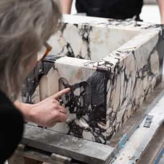 En vask er ikke bare en vask. Den er en integreret og væsentlig del af helheden – hvad enten vi taler køkken eller badeværelse – og et sted, hvor materialevalg virkelig har betydning.⁠
⁠
Hos borderstone har vi et bredt udvalg af vaske i forskellige materialer samt vores meton 1, meton 2 og combi naturstenvaske.⁠
⁠
Men vi skaber også skræddersyede løsninger – som fx denne vask i Calacatta Viola med bund i messing. En løsning, hvor stenens levende årer og dybe kontraster mødes i et smukt samspil med metallens tyngde og patina. Et udtryk, der føles både eksklusivt og tidløst.⁠
⁠
Uanset om det er til køkken eller bad, hjælper vi med at skabe en løsning, der passer præcist ind i jeres design og projekt.⁠
⁠
Læs mere om vaske i natursten, messing, stål og porcelæn på www.borderstone.dk/vaske ➡Link i bio @borderstone⁠
⁠
vores ekspertise⁠
borderstone