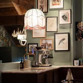 Home is where the kitchen is 🩷 Køkkenet er hjertet i de fleste hjem.⁠
Det er her, hverdagen leves – med morgenkaffe, madpakker, gæster, fester og gode samtaler.⁠
⁠
Derfor skal bordpladen i køkkenet ikke kun være smuk.⁠
Den skal også kunne bruges. Leves med. Holde til det liv, der udfolder sig omkring den.⁠
⁠
Her er Nuvolo onyx helt sublim 👌⁠
⁠
En natursten med både styrke og dybde – poetisk i sine rosa nuancer og solid i sin funktion. En bordplade, der danner en varm og robust base for hverdagslivet i køkkenet.⁠
⁠
Her i smukt samspil med @kvanumkoekken.dk ⁠
⁠
inviter naturen indenfor⁠
@borderstone⁠
