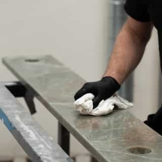 Der sker noget særligt, når man vælger natursten.⁠
⁠
Årene stopper ikke.⁠
De fortsætter ud over forkanterne, ned langs siderne og afslører materialets dybde og autenticitet.⁠
⁠
Hos borderstone arbejder vi med råplader i fuld størrelse, hvilket giver mulighed for at lave udskæringer og tilpasninger præcis dér, hvor mønstre og årer er smukkest i jeres design. ⁠
⁠
På den måde kan vi fremhæve netop de detaljer, der får naturstenen til at folde sig ud på smukkeste vis i jeres projekt.⁠
⁠
vores ekspertise⁠
borderstone⁠
⁠
Læs mere om åreforløb og bookmatch på borderstone.dk