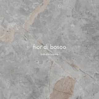 Fior di Bosco — hvis en sten kunne hviske poesi.⁠
⁠
Et stille samspil mellem kølige grå toner og et varmt knæk, der gør udtrykket blødt og indbydende.⁠
⁠
En marmor med en rolig tilstedeværelse, skabt af naturens langsomme bevægelser. ⁠
⁠
En hvisken om mere natur.⁠
⁠
Hver råplade er unik og byder på sin egen variation i struktur og farvespil.⁠
Kom forbi vores showroom og se nærmere på de forskellige stentyper.⁠
⁠
👉️ Book tid på borderstone.dk⁠
⁠
#natursten #køkkeninspiration #bordplade