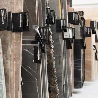 Nyt år, nye projekter ✨⁠
⁠
Vi glæder os til 2026 og til at skabe endnu flere smukke løsninger i natursten sammen med jer.⁠
⁠
Husk at booke tid i vores showroom og oplev de store råplader i deres fulde format.⁠
⁠
At se stenen 'up close' kan gøre en stor forskel, når I skal vælge både stentype og udskæring til jeres projekt.⁠
⁠
Vi er tilbage i showroom og på kontoret den 5. januar 2026.⁠
⁠
inviter naturen indenfor⁠
borderstone.dk⁠
⁠
⁠
