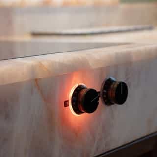 I Kvänum-køkkenet her, er der arbejdet med Nuvolo Onyx på tværs af flere flader: som bordplade, mini-backsplash, i vindueskarmene og som front ved kogepladen.⁠
⁠
I samspil med de mørke træfronter og de varme omgivelser giver den smukke lyserøde sten køkkenet en helt særlig glød.⁠
⁠
Nuvolo onyx er en let transparent natursten, og lyset fra vinduerne får lov at strømme igennem den og skabe en blød glow-effekt.⁠
⁠
En ekstra detalje er den fine backlighting af temperaturknapperne, som fremhæver stenens struktur og får den til at lyse op indefra. Et subtilt, men spektakulært designgreb.⁠
⁠
Hos borderstone har vi et unikt udvalg af onyx i flere nuancer, hver med sit eget udtryk og sin egen grad af lysgennemskinnelighed – perfekt til projekter, hvor man både vil have en stærk sten og den særlige transparente effekt.⁠
⁠
Der kommer flere billeder… men lad os lige dvæle ved den flotte front ved kogepladen for en stund ✨⁠
⁠
inviter naturen indenfor⁠
borderstone.dk ⁠
🖤⁠
⁠
#køkkeninspiration #køkkendrømme #bordplade #natursten⁠
