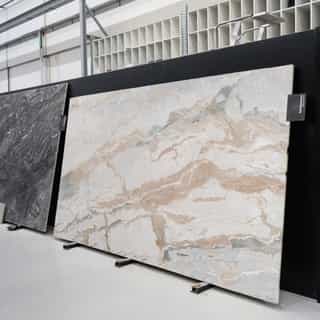 Dolce Vita er en sten, der kan variere markant fra plade til plade og fra brudblok til brudblok.⁠
⁠
Derfor kan det være en rigtig god idé at se og udvælge netop den eller de råplader, som skal indgå i jeres projekt.⁠
⁠
Den råhvide dolomitbase brydes – i denne plade – af levende, hvide kvartsårer og større cremefarvede sektioner, der løber på kryds og tværs og skaber et næsten malerisk udtryk. Kan man ane en bjergkæde derinde?⁠
⁠
Dolce Vita er til projekter, hvor stenens personlighed gerne må stå tydeligt frem – markant, sanselig og fuld af nuancer.⁠
⁠
Kom forbi vores showroom og se nærmere på de enkelte plader – ingen af dem er ens. Husk at booke tid på borderstone.dk 📆⁠
⁠
⁠
inviter naturen indenfor⁠
borderstone.dk⁠
⁠
⁠
