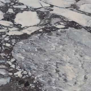 Hvor Calacatta Viola ofte har varmere, næsten vinrøde toner, får I her en mere syrenlilla farvepalette. Det giver stenen en anden stemning – stadig dramatisk, men med en kølig elegance, der gør den ideel til både køkkener, badeværelser og showpieces.⁠
⁠
Catacalla Viola P kombinerer alt det, man elsker ved Calacatta-marmoren: de markante årer, kontrasterne og dybden – men med en særegen farveskala, der virkelig fanger opmærksomheden.⁠
⁠
Inviter naturen indenfor.⁠
borderstone⁠
⁠
⁠
