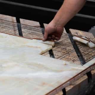 Fliser og klinker på specialmål 👌📐⁠
⁠
Store baderumsfliser i marmor, mønsterskårne oktagoner i quartzite eller klassiske sildebensmønstre i onyx?⁠
⁠
Vi tilpasser fliserne og klinkerne, så de matcher rummets arkitektur og jeres designvision.⁠
⁠
Vi arbejder med nøje udvalgte materialer – fra marmorens tidløse elegance og granittens ro til quartzitens styrke og det levende farvespil i onyx.⁠
⁠
Kombinationer og tilpasninger skæres efter mål, og vi kan levere både standardformater og helt unikke løsninger.⁠
⁠
Vi tilbyder en risk-free løsning, hvor vi hjælper med opmåling, visualisering og teknisk afklaring – så du som arkitekt, designer eller bygherre står med en løsning, der er både æstetisk og teknisk helstøbt.⁠
⁠
vores ekspertise⁠
borderstone.dk