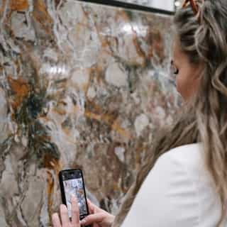 En marmor med karakter 🧡⁠
⁠
Grey Roma henter sin skønhed i de jordnære nuancer – et spil af beige, brune, rødlige og gyldne toner, som bevæger sig dynamisk hen over overfladen.⁠
⁠
De hvide årer løber som floder gennem et varmt landskab og skaber en helt særlig stemning i denne unikke råplade.⁠
⁠
Det er en marmor, der kommer til at sætte sit præg på det større design, den bliver en del af.⁠
⁠
Inviter naturen indenfor⁠
borderstone