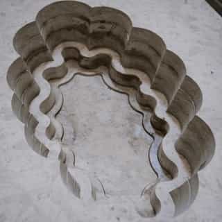 Denne prototype var første skridt mod en specialdesignet vask, skabt til et unikt projekt. Inspirationen? Havets organiske former, muslingeskaller og de bløde bevægelser i vandet.⁠
⁠
Hos borderstone arbejder vi ofte sammen med vores kunder om at udvikle løsninger, der ikke kan købes færdige fra hylden.⁠
⁠
Fra valg af sten til form og udtryk – alt bliver tilpasset, så det matcher jeres vision.⁠
⁠
Ofte starter rejsen med en enkel skitse. Dér begynder magien.⁠
⁠
🔗 Læs mere om specialløsninger og vaske i natursten på borderstone.dk