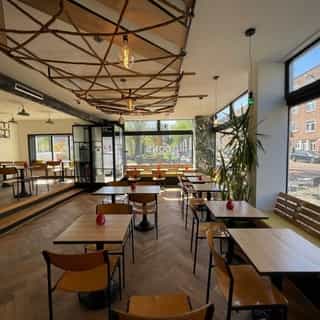 NIEUW op Horecaspot 👀⁠⁠
⁠⁠
🍽 Eetcafé⁠
📍 Amsterdam (Rivierenbuurt)⁠
✔ Verhuur vastgoed⁠ & verkoop bedrijfsexploitatie⁠
⁠
Meer info? Brochure of bezichtiging aanvragen? ⁠
🔗 in bio