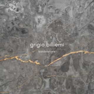 Ved første øjekast fremstår Grigio Billiemi som en rolig, elegant gråbrun marmor – men tættere på afslører den små okkergule og orange mesterværker. ✨⁠
⁠
De fine årer og den subtile struktur giver et sofistikeret udtryk, der gør stenen oplagt til både moderne og klassiske designprojekter.⁠
⁠
Fra gulve og vægge til bordplader og paneler – dens neutrale farvetone gør den alsidig, mens de gyldne detaljer tilfører varme og karakter.⁠
⁠
En marmor, der langsomt åbner sig og inviterer til fordybelse.⁠
⁠
👉 Oplev Grigio Billiemi i vores showroom. Book tid via borderstone.dk