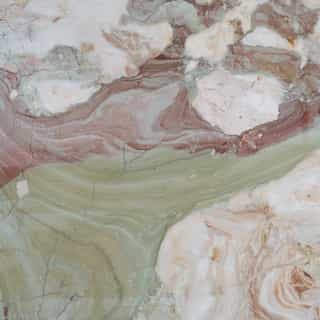 Un'opera della natura 🙌⁠
⁠
Nogle gange giver det noget helt særligt at se hele råpladen – at røre ved den og fornemme dens tyngde. At mærke dens bevægelser, nuancer og retning – især i en marmor som denne.⁠
⁠
Når du arbejder med os, hjælper vi dig med at udvælge netop de sektioner, der passer bedst til dit design. Vi rådgiver om samlinger, retning og overgange, så resultatet bliver harmonisk og æstetisk stærkt.⁠
⁠
Natursten er aldrig ens – og det er netop det, der gør arbejdet med materialet så interessant.⁠
⁠
⁠
@borderstone⁠
inviter naturen indenfor