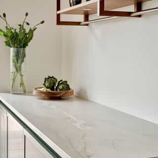 Den smukkeste kombination!!!!💚💚⁠
⁠
Denne helt unikke farve, går super godt til vores helt unikke quartzite 2317.⁠
⁠
Stenen er fra Brasillien og er hvid/grå med de flotteste undertoner af grøn, som gør at den matcher perfekt til køkkenet. Den har sågar hvide åre løbende i gennem sig, som giver det her "marmor"-look. Super løsning hvis man ønsker en smuk sten, med god holdbarhed. ⁠
⁠
⁠
#quartzite #borderstone #kitchen ⁠
#kitchendesign #kitcheninspiration⁠
#quarzitecountertops #quartziteslab #luxurystone